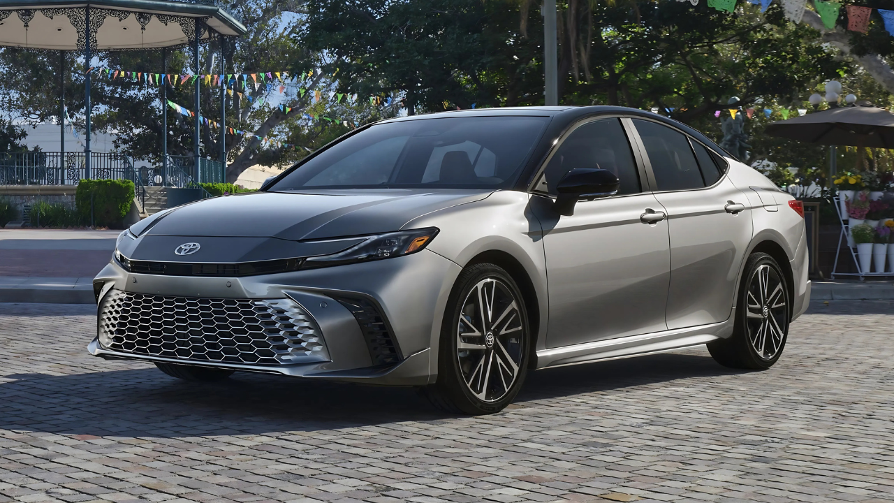2025-toyota-camry-hybrid-officially-launched-in-india