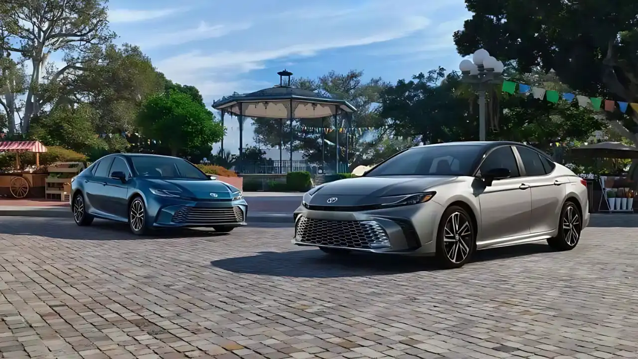 new-toyota-camry-hybrid-set-to-launch-in-india-at-this-crazy-price-know-details